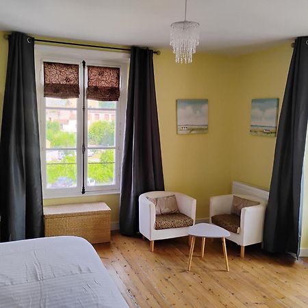Le Voltaire Bed and Breakfast Airvault Eksteriør billede