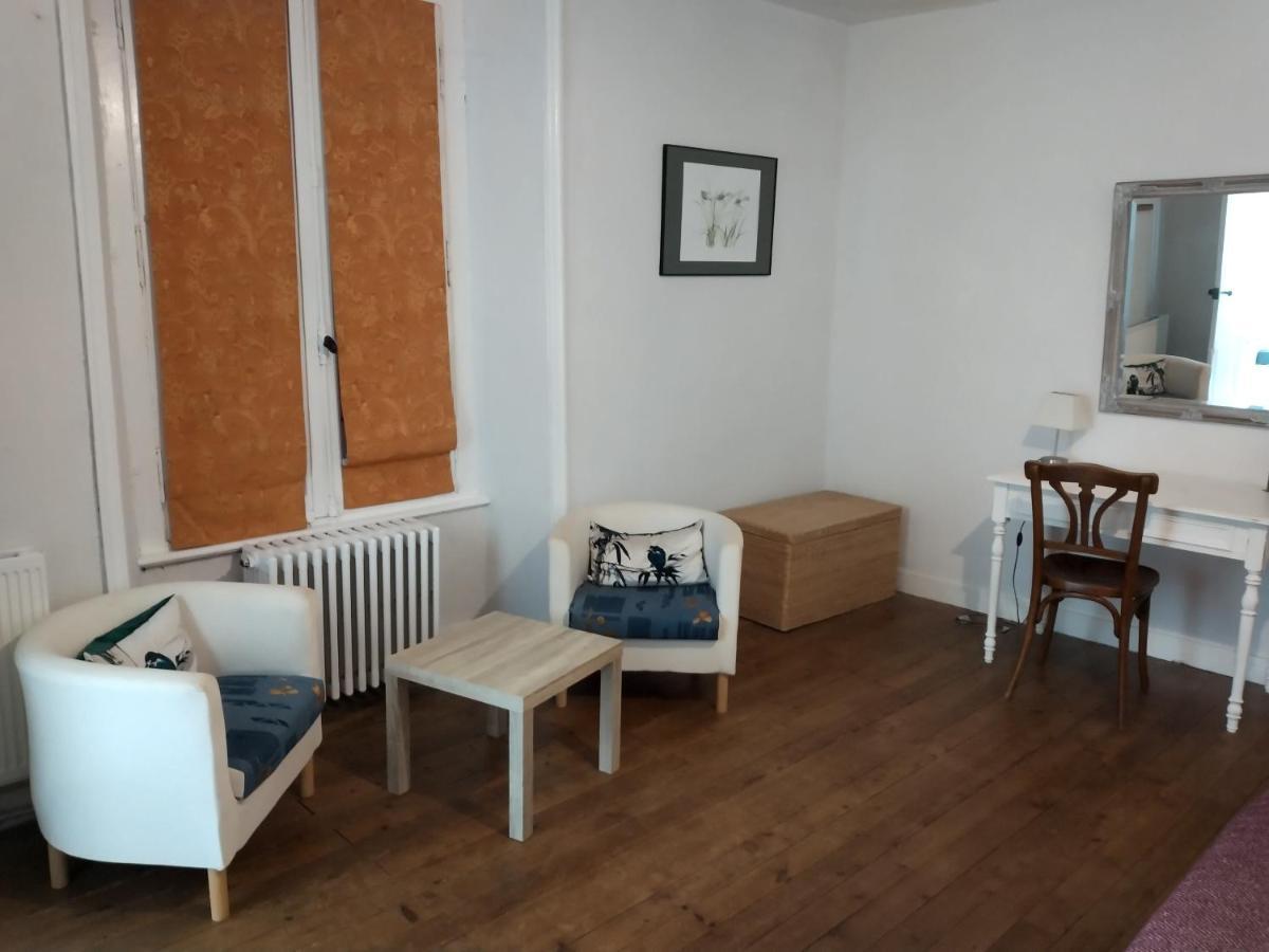 Le Voltaire Bed and Breakfast Airvault Eksteriør billede