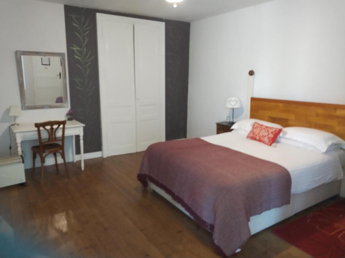 Le Voltaire Bed and Breakfast Airvault Eksteriør billede