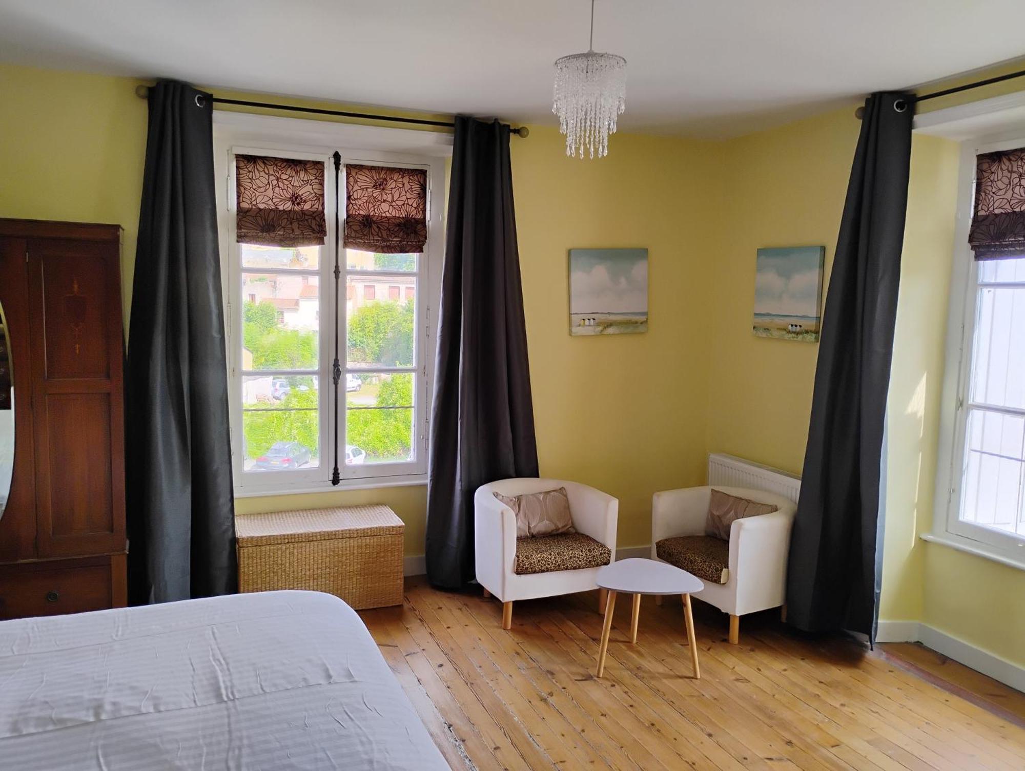 Le Voltaire Bed and Breakfast Airvault Eksteriør billede