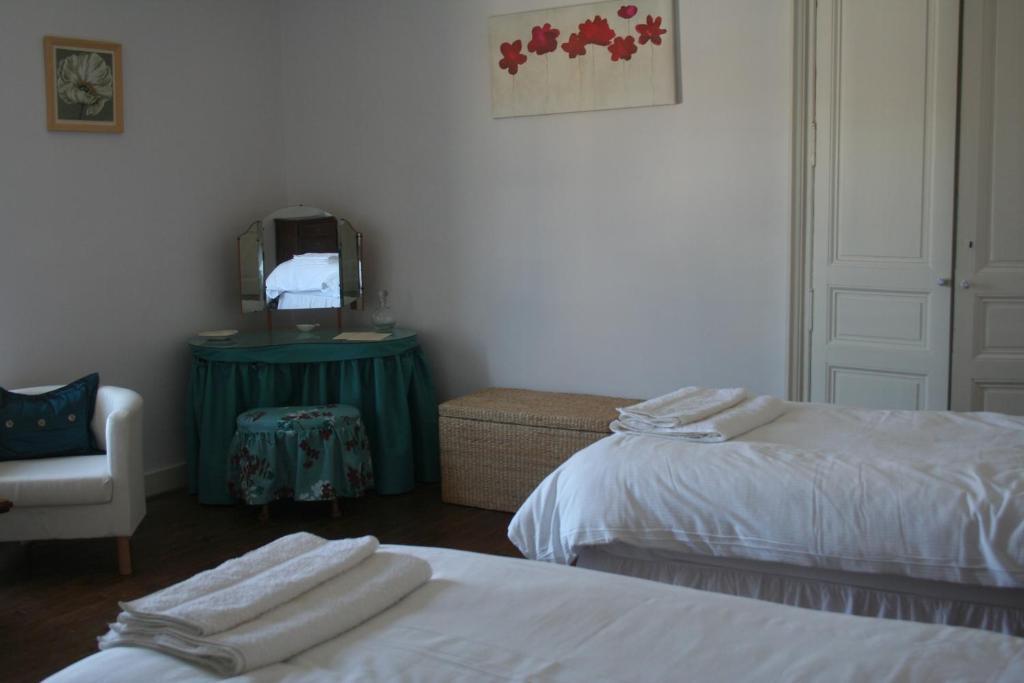 Le Voltaire Bed and Breakfast Airvault Værelse billede