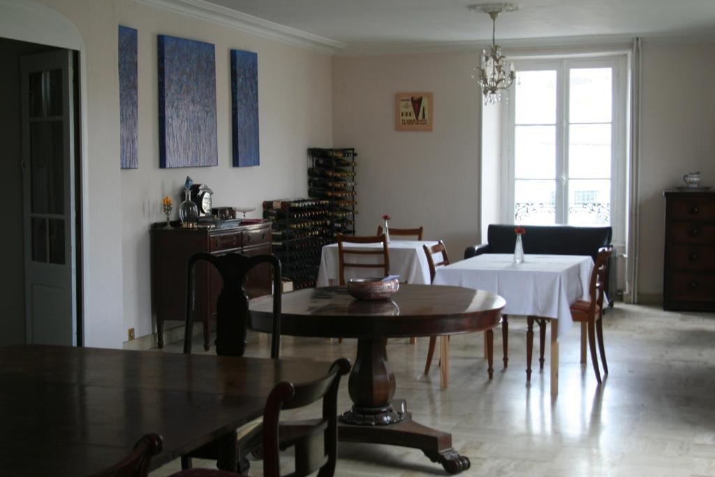 Le Voltaire Bed and Breakfast Airvault Eksteriør billede