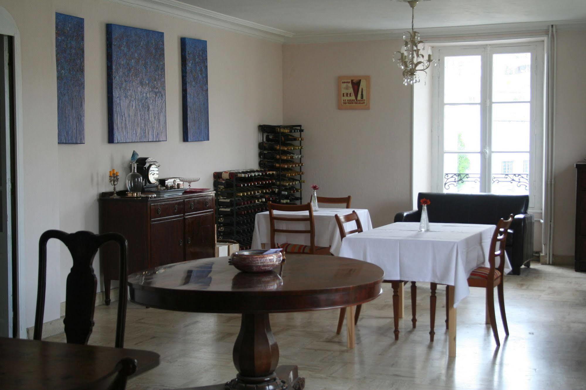 Le Voltaire Bed and Breakfast Airvault Eksteriør billede
